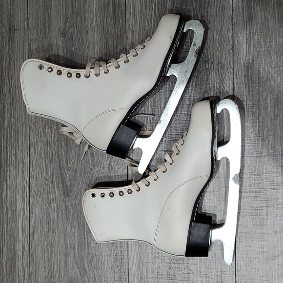 Vintage Shoes - VIintage womens sheffield white ice figure skates size 8 Canada